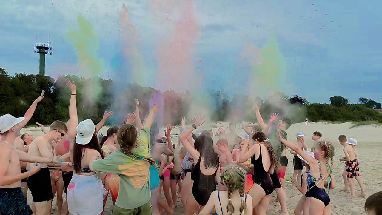 Dzieci i młodzież bawiące się podczas letniego wyjazdu sportowego