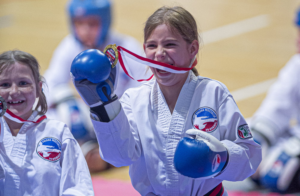 Uśmiechnięte młode zawodniczki Taekwon-Do po zawodach